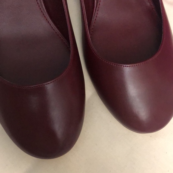 Tory Bruch Elizabeth Round Toe Pumps - Picture 3 of 8